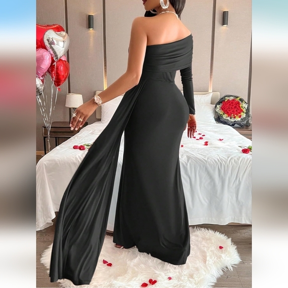 Elegant One Shoulder Black Dress - Picture 2 of 3